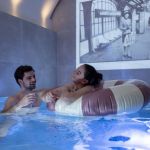 A swimming pool in Roman bath mode with a cinema projection in the heart of Paris
