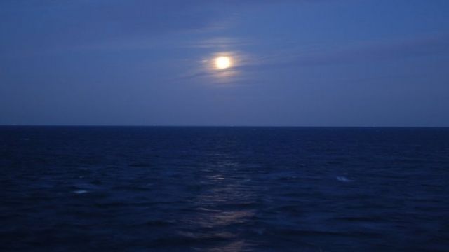 Lune vue sur la mer