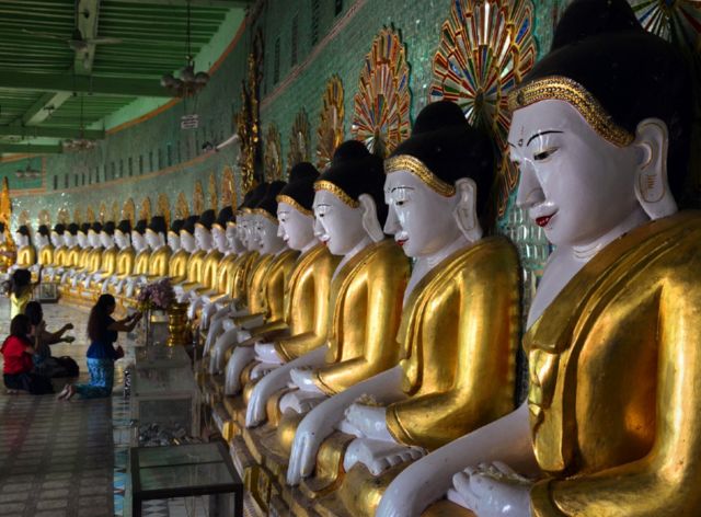 Une rangée de bouddhas au Myanmar.