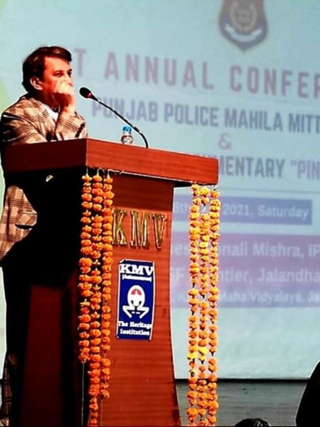 Óscar Pujol lors d'une conférence en Inde.