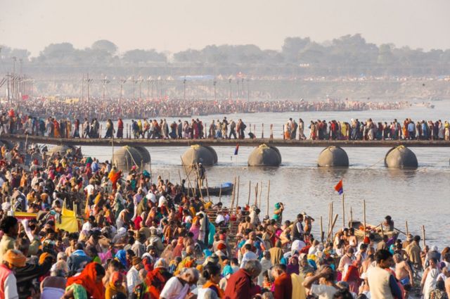 Pèlerinage religieux sur le fleuve Gange en Inde.