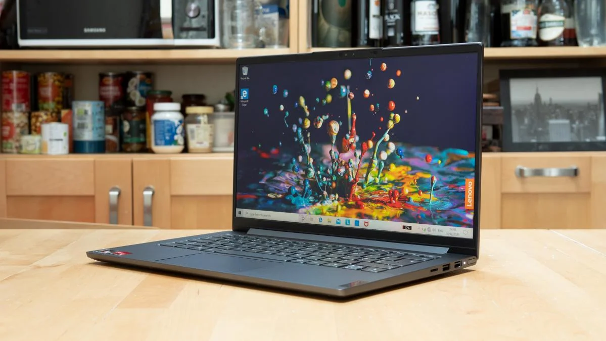 A cascade of discounts on this perfect Lenovo Yoga laptop