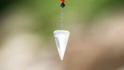 Divination pendulum use: why and how does it work?