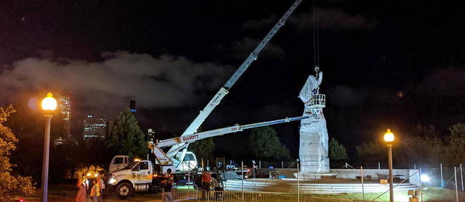 A statue of Christopher Columbus is taken down in Grant Park in Chicago on July 24, 2020.