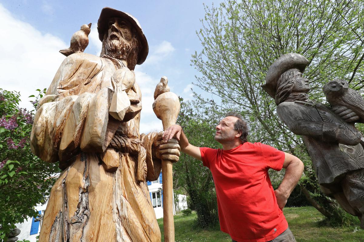1654273735 503 Charente Maritime a sculptor gives a second life to dead trees