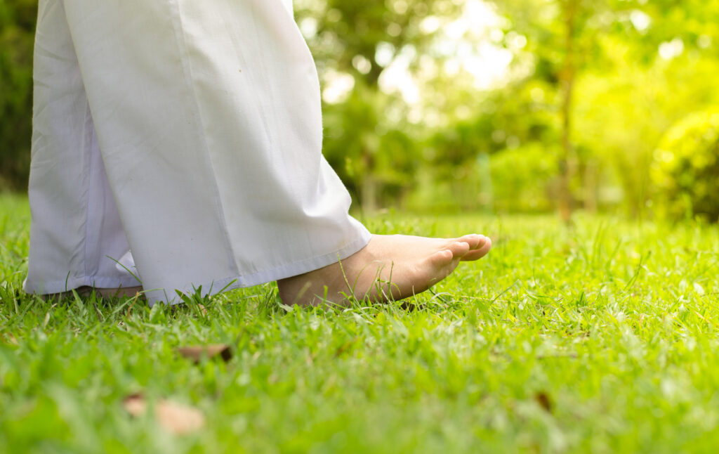 meditation-antistress barefoot in the grass
