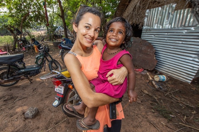 Aurélie fischer avec une enfant gypsie à Auroville