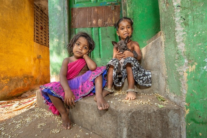 Deux petites filles gypsies près d'Auroville