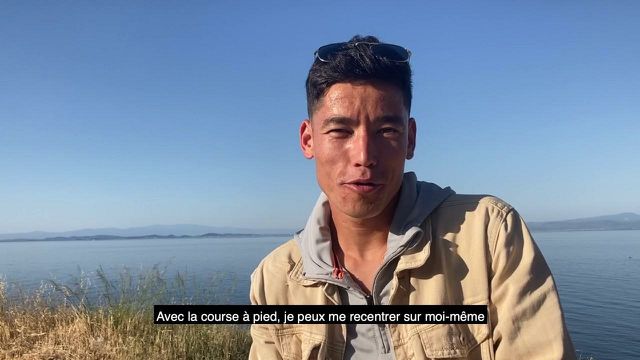 From the island of Lesbos, in Greece, Mahmood Alizada, an Afghan refugee, dreams of the Olympic Games.  At 18, the young man has made running his compass, his mantra.  The association Yoga and Sport With Refugees, which accompanies him in his practice of running, opens in Paris in June a relay of his activities and nourishes the ambition to help him integrate the team of Olympic refugees.