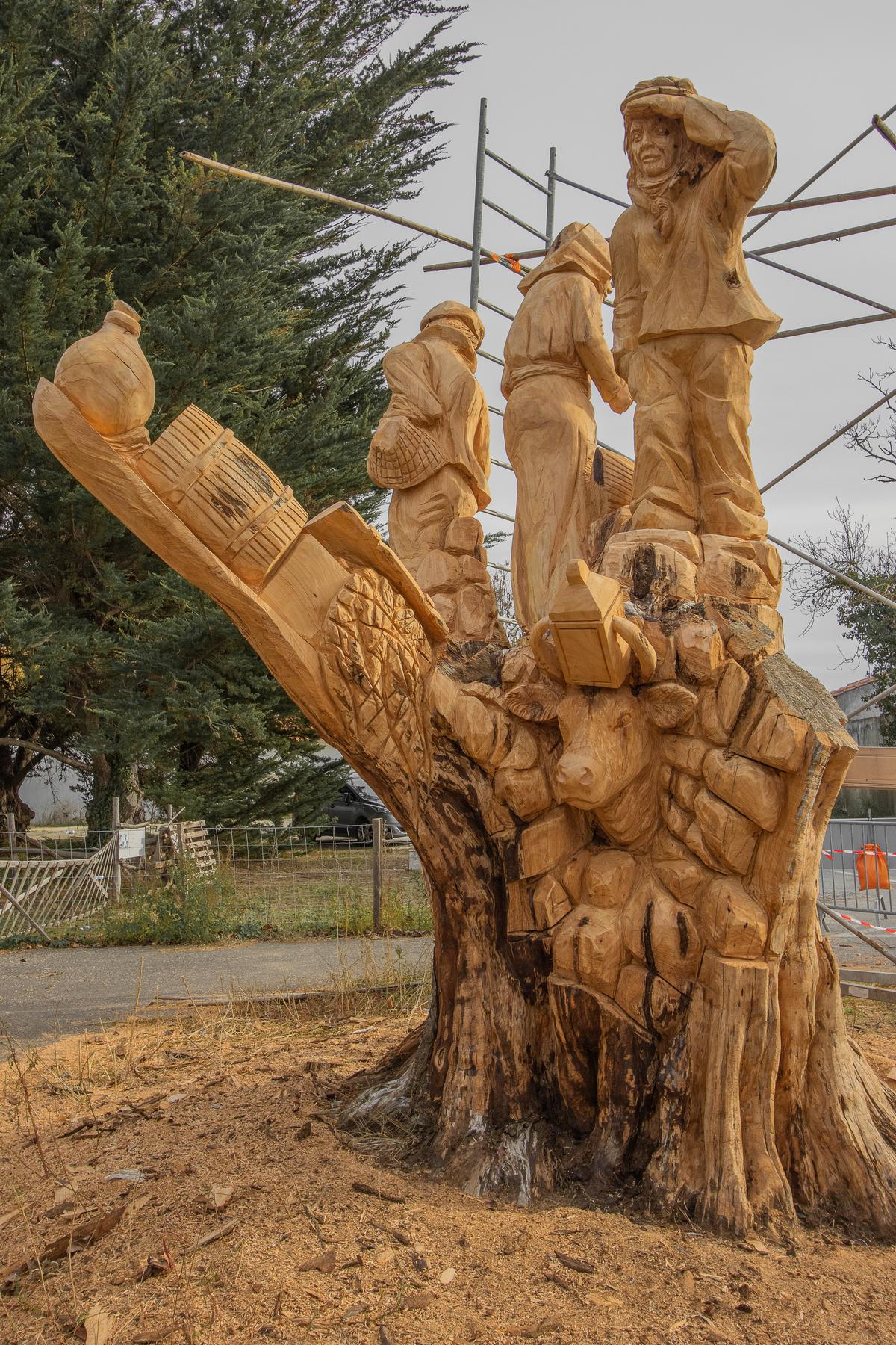 Charente Maritime a sculptor gives a second life to dead trees