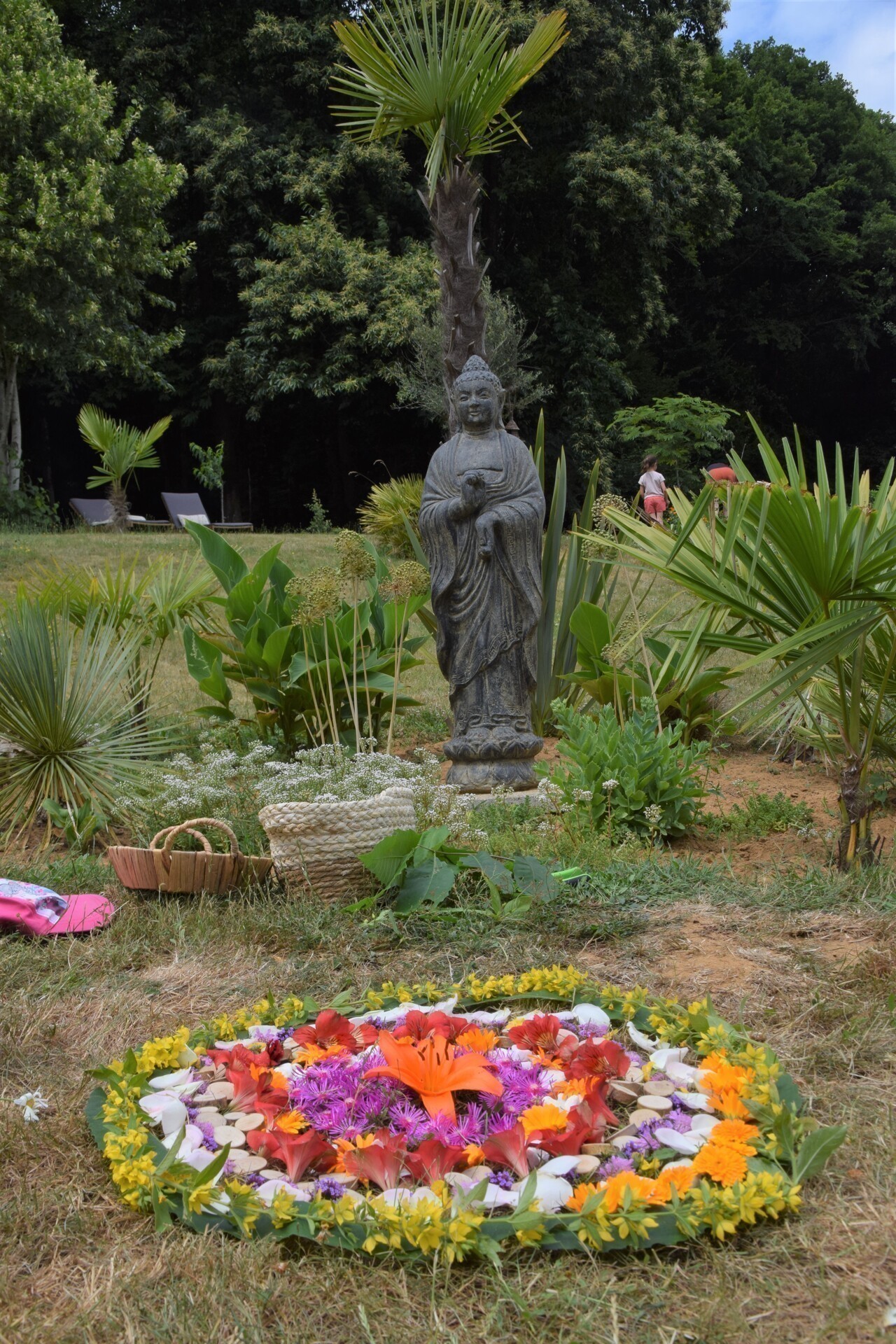 The plant mandala of Audrey and Enaïs in front of the Buddha of wisdom.