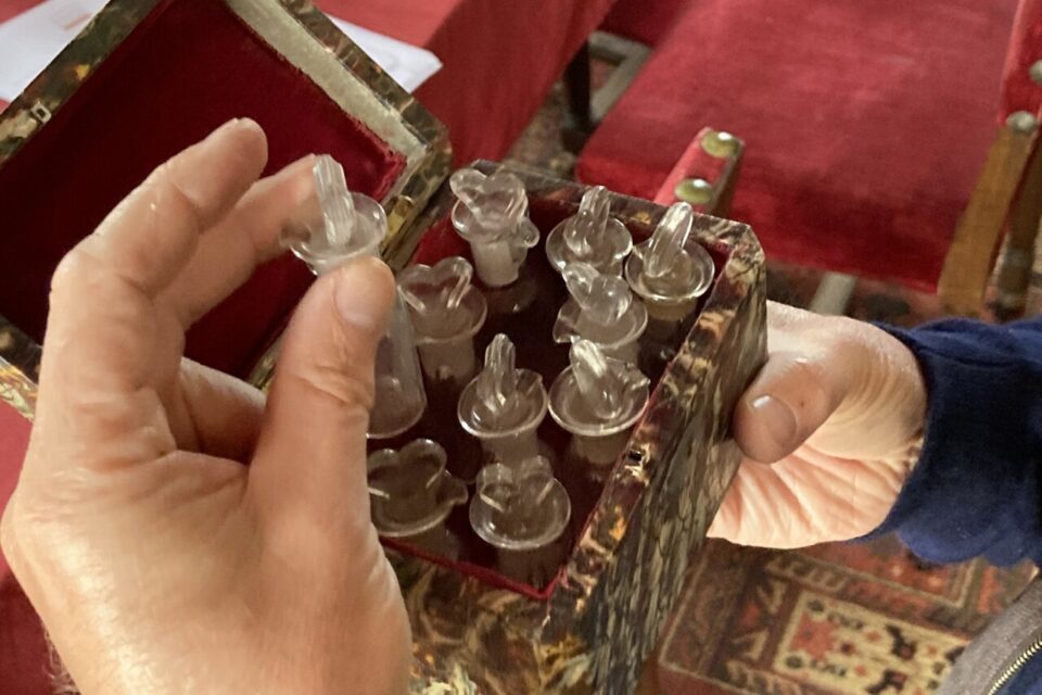 Vials used to make potions (original object of the castle. At the time, containing medicines)