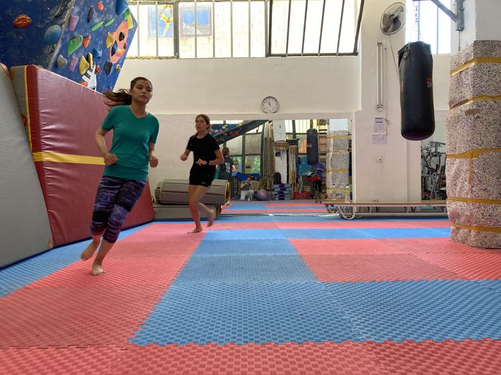 Warming up for the women's karate class in the Yoga and Sport With Refugees gym, May 23, 2022. (Louise Le Borgne / Franceinfo:sport)