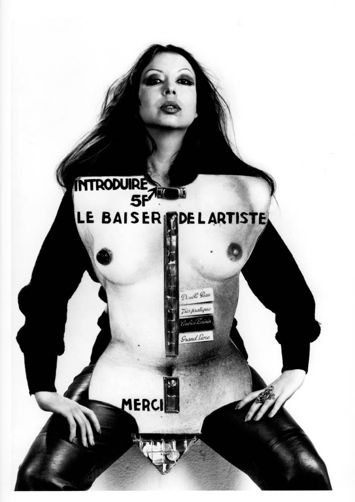  ORLAN, Le Baiser de l'Artiste, 1977, impression noir et blanc 200 x 129 cm, édition 1/7 © Adagp, Paris, 2022 ; photogr. courtesy de l’artiste et Ceysson & Bénétière