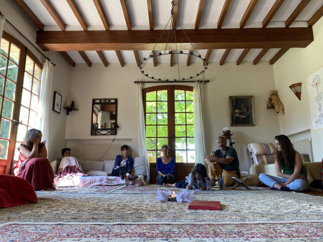 Photo of study time in the Sesame “room of silence”, during a “Sesame Provence Week”, in April 2022.