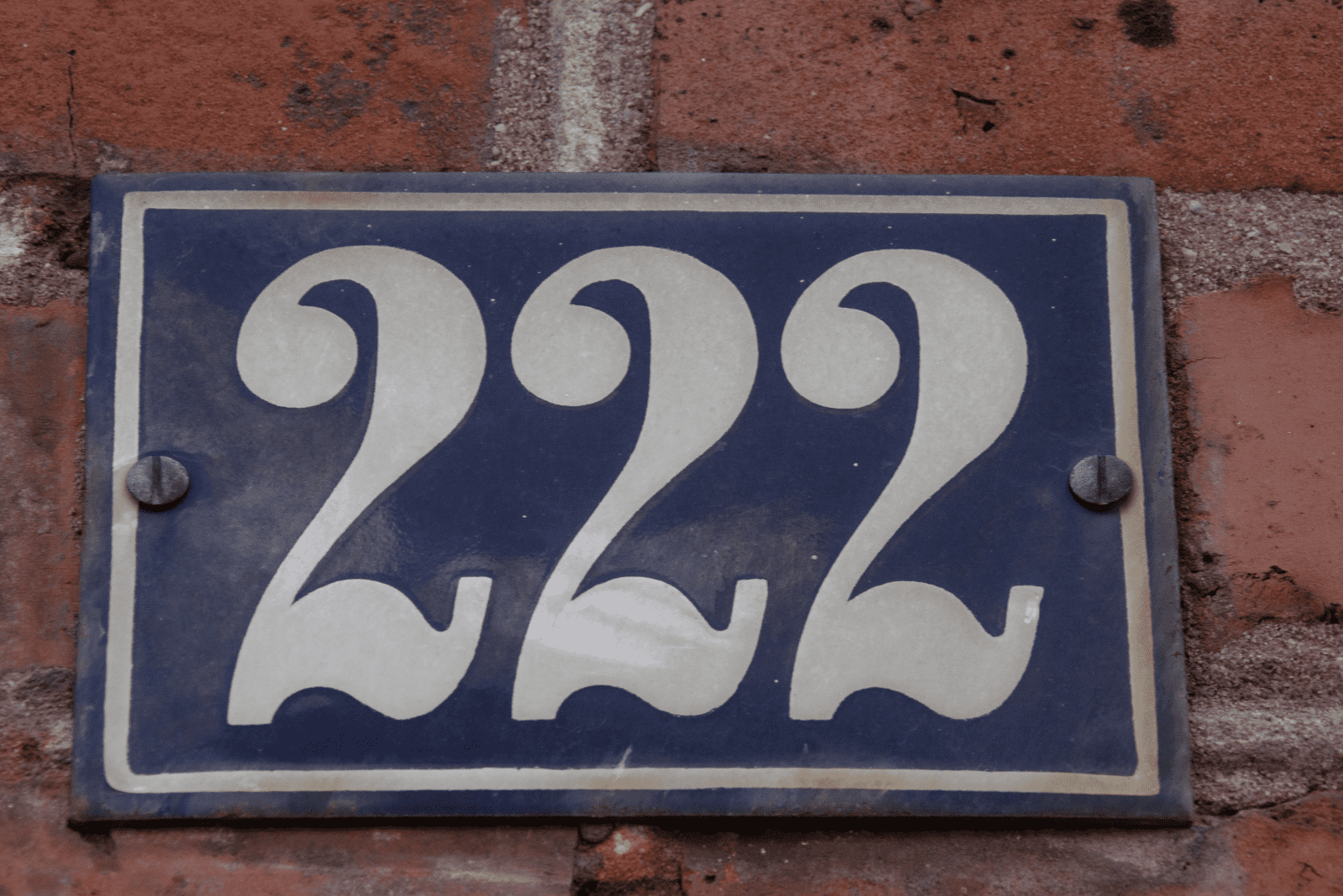 numéro 222 sur le mur de la maison