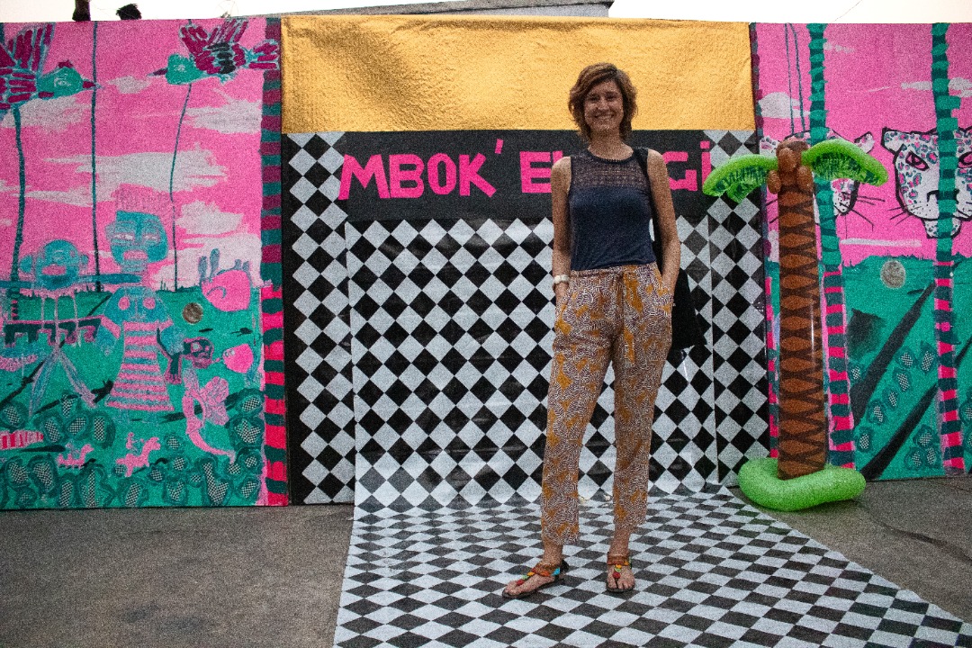 Sara Alonso Gómez posing in the Mbok'elengi mobile photo studio installation by the duo Mukenge/SchellHammer (DR)