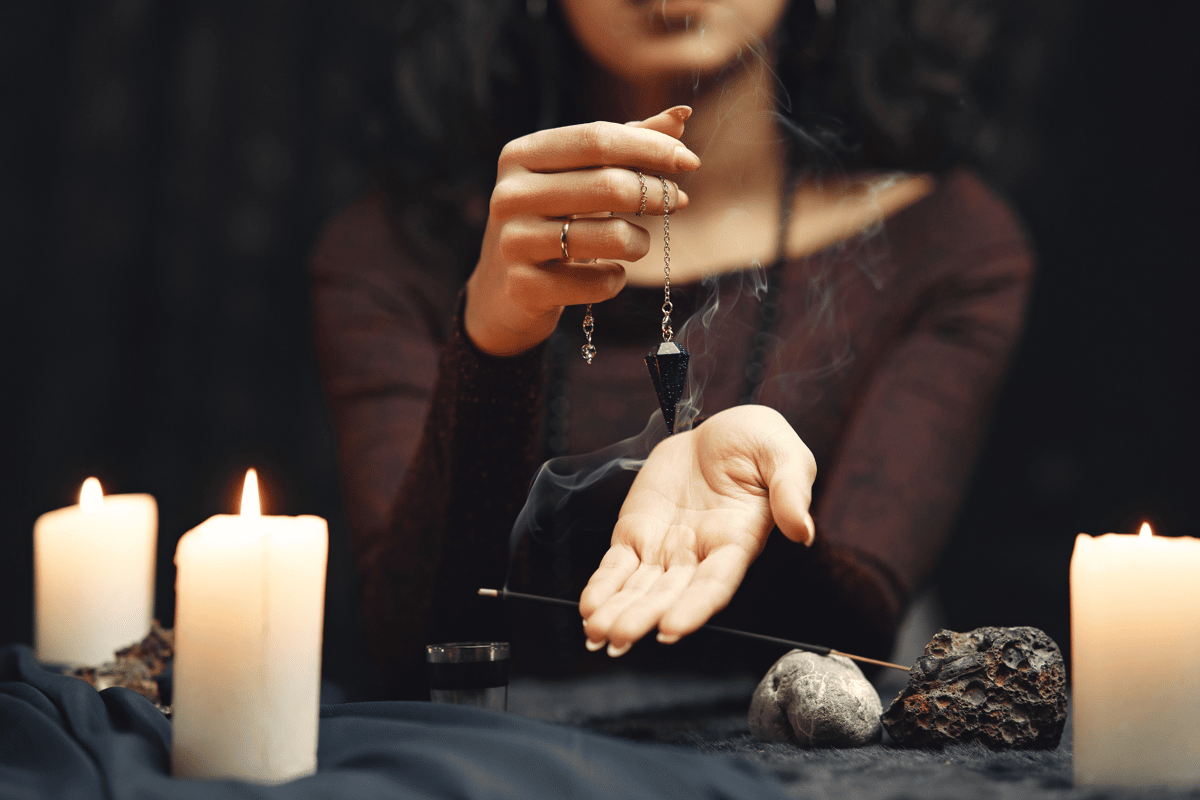 What to choose between wooden or crystal rock divinatory pendulum