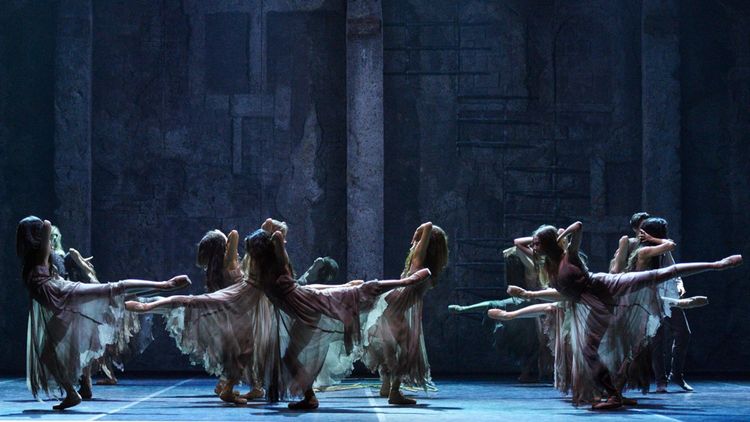 The English National Ballet in Akram Khan's memorable “Giselle” moves to the Théâtre des Champs-Elysées.
