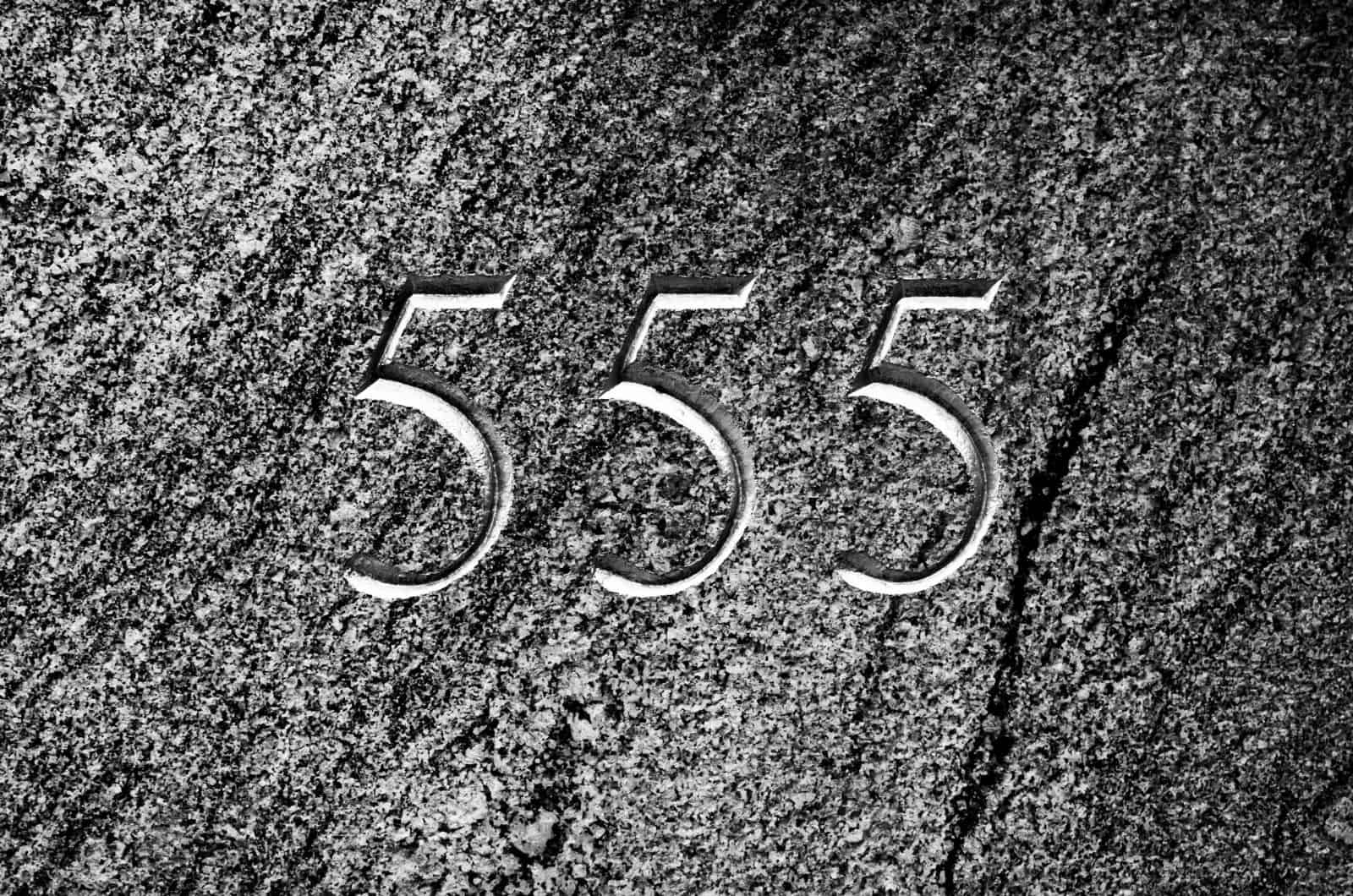 Numéro gris 555 sur fond gris