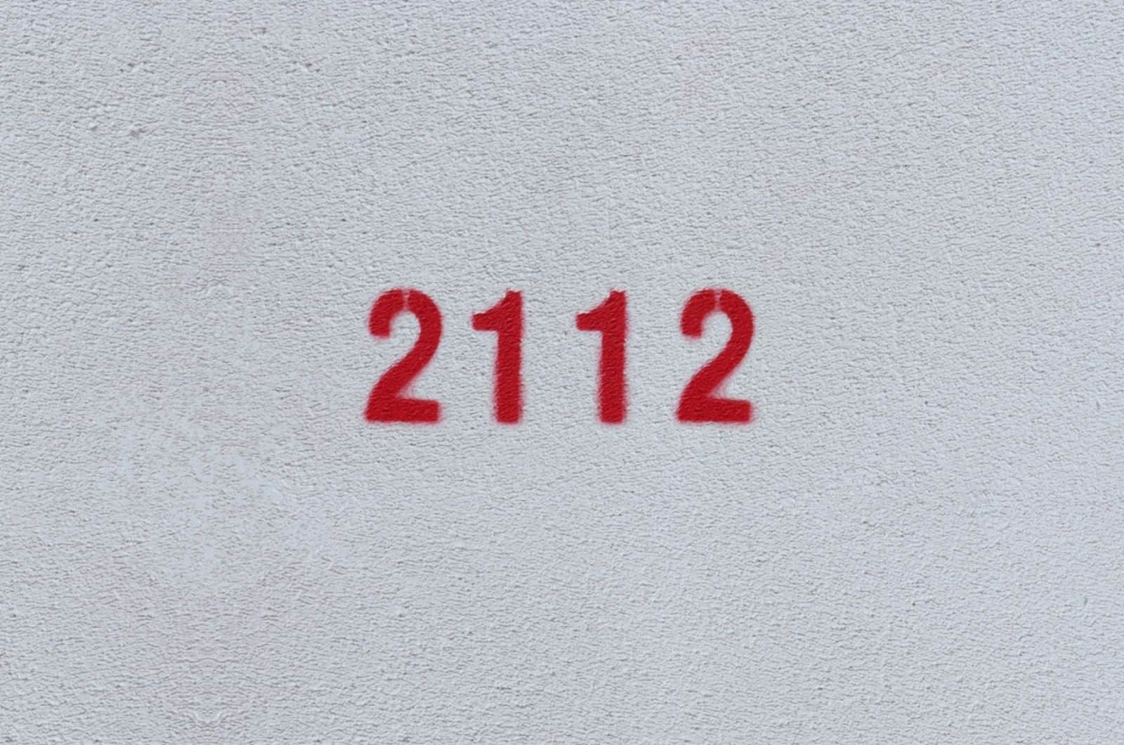 Numéro rouge 2112 sur le mur blanc