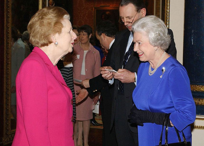 Queen Elizabeth II avec l'ancienne Première ministre Margaret Thatcher lors d'une réception en l'honneur des "Britain's Women Achievers" en 2004.