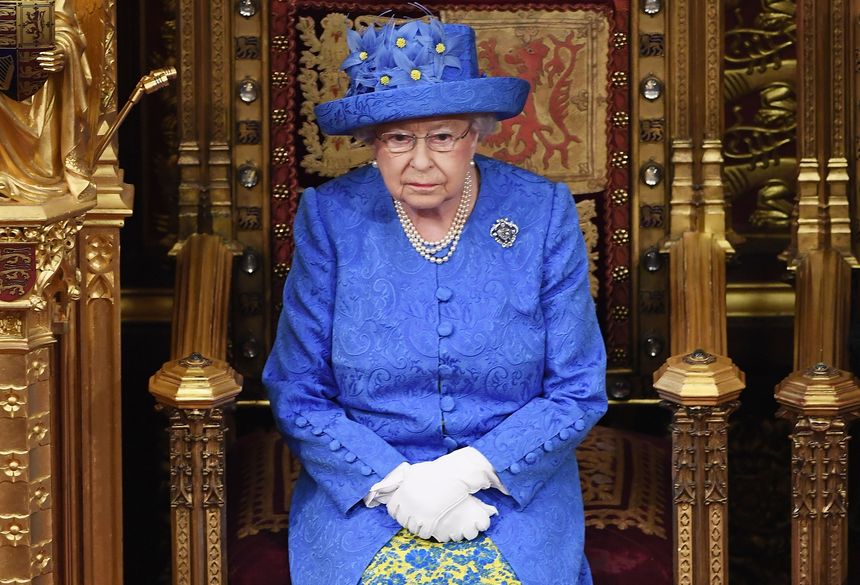 Le 21 juin 2017, la reine Elizabeth II apparaît à la Chambre des Lords coiffée d'un chapeau bleu dont les marguerites rappellent étrangement le drapeau européen