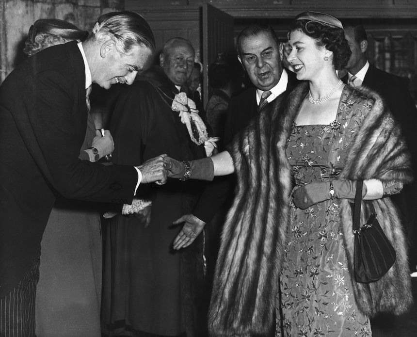 Le Premier ministre Anthony Eden et la reine Elizabeth II en 1956