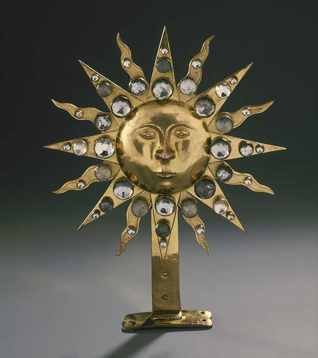 Johann Melchior Dinglinger Ornament of the harness of Augustus the Strong in the shape of the sun 1709 copper body, chased, gilded, stamped, pierced;  set with crystal gemstones 18.5 x 15.2 cm Rüstkammer, Staatliche Kunstsammlungen Dresden © Rüstkammer, Staatliche Kunstsammlungen Dresden, Foto: Jürgen Karpinski
