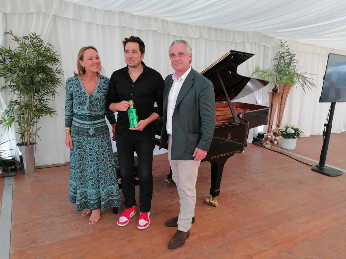 Isabelle Robicquet, president of Piano en Valois, and her husband Jean-Sébastien, president and founder of the Villevert company, awarding the Prix Villevert 2022 to pianist Rémi Panossian, on Thursday September 8, 2022, in Merpins near Cognac.