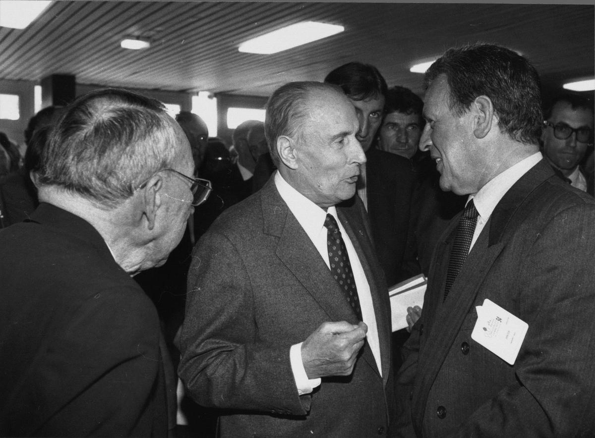 François Mitterrand at the Congress of the Mutualité Française in Bayonne in September 1994. He spoke with Jean Grenet, then General Counsel and deputy for Pyrénées-Atlantiques.