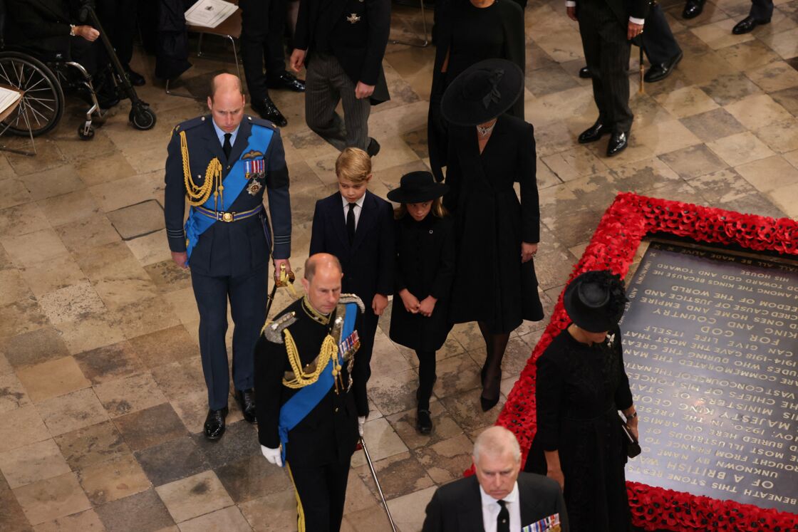 Le prince George, au côté de son père le prince William, à l'abbaye de Westminster, pour les funérailles d'Elizabeth II, à Londres, le 19 septembre 2022.