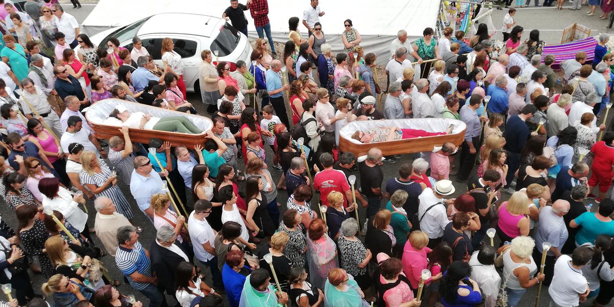 La tradition veut que les personnes ayant frôlé la mort s’allongent dans des cercueils ouverts. La pratique a été interdite par l’Église en 2022.