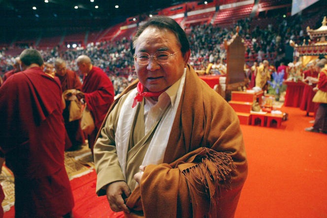 Sogyal Rinpoché (1947-2019), accusé de nombreuses dérives, a très largement contribué à la diffusion du bouddhisme tibétain en Occident. Ici le 17 octobre 2003 au Palais Omnisports de Paris-Bercy. 