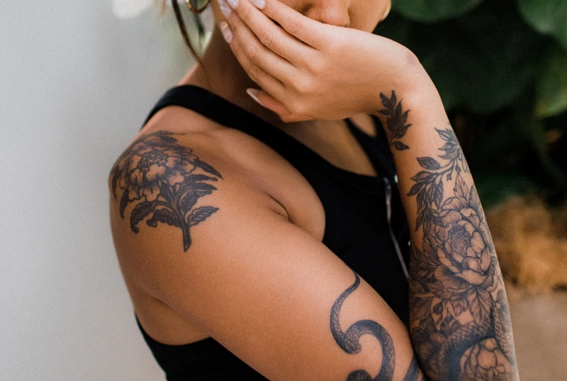 body art woman manicure long nails snake tattoo arm