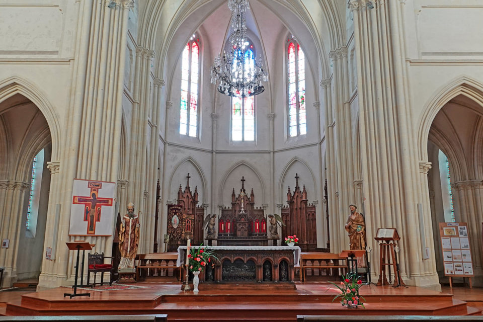 The altar and the choir of the church © Hubert Carlier
