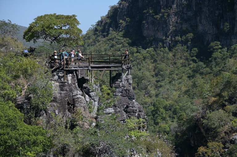Visitors look at the Sorriso waterfall from an observation platform in the natural reserve of Chapada dos Veadeiros, municipality of Alto Paraiso, state of Goias, Brazil, June 16, 2022 (AFP - EVARISTO SA)