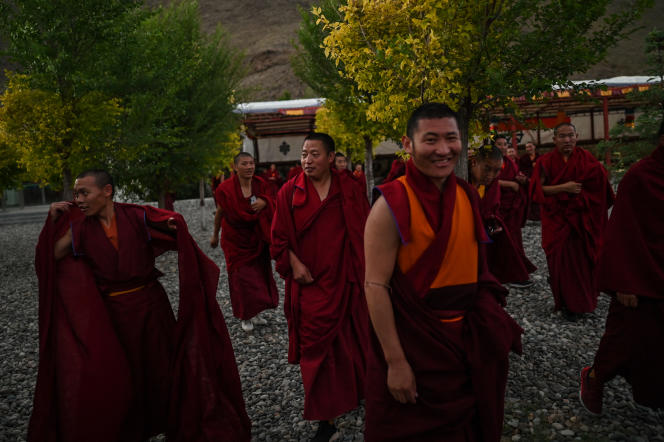 Des moines en promenade lors d’une tournée médiatique organisée par le gouvernement à Lhassa, au Tibet, le 31 mai 2021.