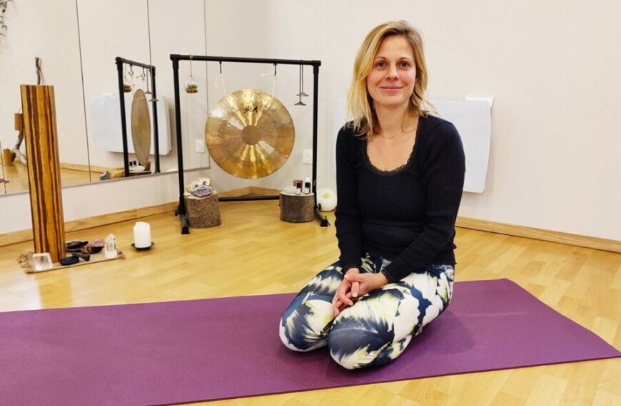 In Pont-Audemer, discovering yoga for children with Iris Cleret
