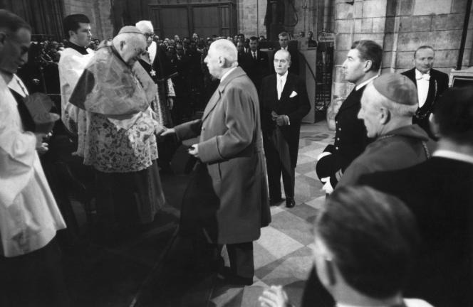 Charles de Gaulle during a mass commemorating November 11, in Notre-Dame de Paris cathedral, in 1968. 