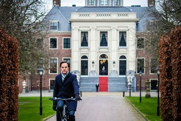 Le Premier ministre Mark Rutte a dû, lui aussi, se soumettre à une protection rapprochée. Un coup dur pour cet adepte du vélo en solitaire.