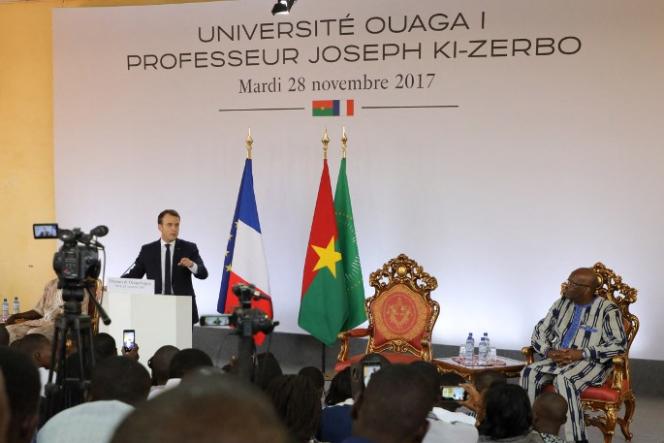French President Emmanuel Macron (left) with his Burkinabé counterpart Roch Marc Christian Kabore (right), at the University of Ouagadougou, November 28, 2017.