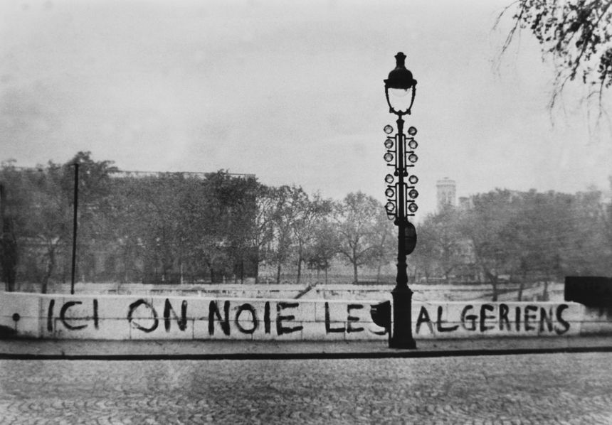"Ici on noie les Algériens" inscription sur les quais de la Seine à Paris à côté du Pont des Arts suite à la répression des manifestations du 17 octobre 1961.