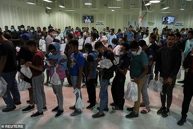 Ce système d'asile raté entrave la déportation et oriente les immigrants illégaux directement vers l'Amérique, pratiquement pour toujours, pour le faible coût d'une histoire de malheur qui n'a jamais besoin d'être prouvée.  (Ci-dessus) Des migrants demandeurs d'asile embarquent dans des bus pour New York et Chicago à El Paso, Texas, le 3 octobre 2022