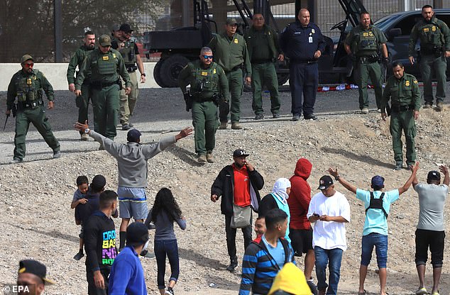 Le nombre total de passages frontaliers illégaux connus s'élève à un record de 4,4 millions en 2022, avec 1,5 million d'autres «fugues» estimées qui se seraient glissées dans le pays sans être détectées.  (Ci-dessus) Des agents de la patrouille frontalière d'El Paso, au Texas, ont tiré des balles en caoutchouc sur des migrants vénézuéliens le 21 octobre 2022