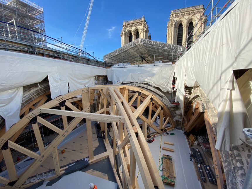 The hangers that will be used to rebuild the arches of the vault at the crossing of the transept are laid.