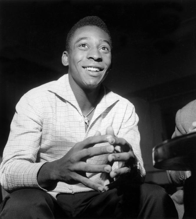 Pelé (Edson Arantes do Nascimento) avant la premiere épreuve du tournoi de football de Paris au Parc des Princes le 7 juin 1960 