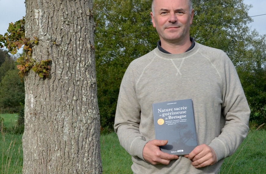 Near La Gacilly: Christophe Auray dedicates his new book “Sacred and Healing Nature of Brittany”