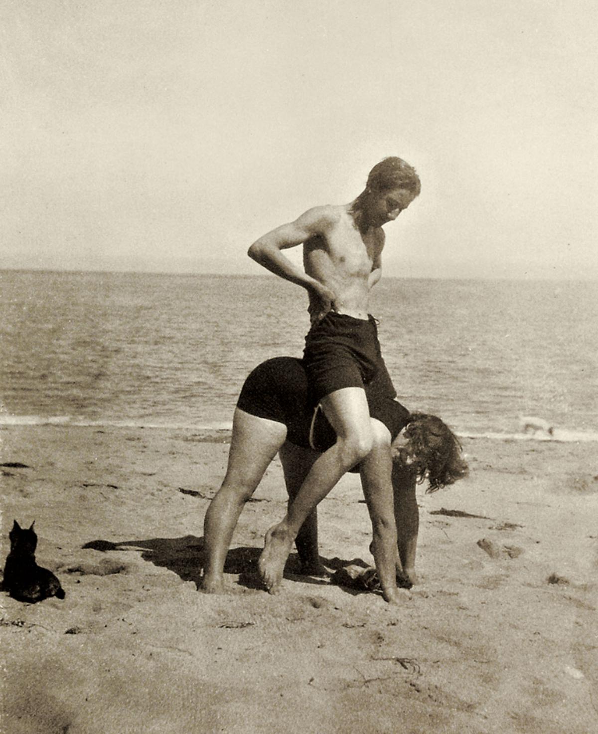 Colette with Bertrand de Jouvenel on vacation in Roz-ven (near Saint-Malo) in the 1910s. A place that evokes “Le Blé en herbe”.