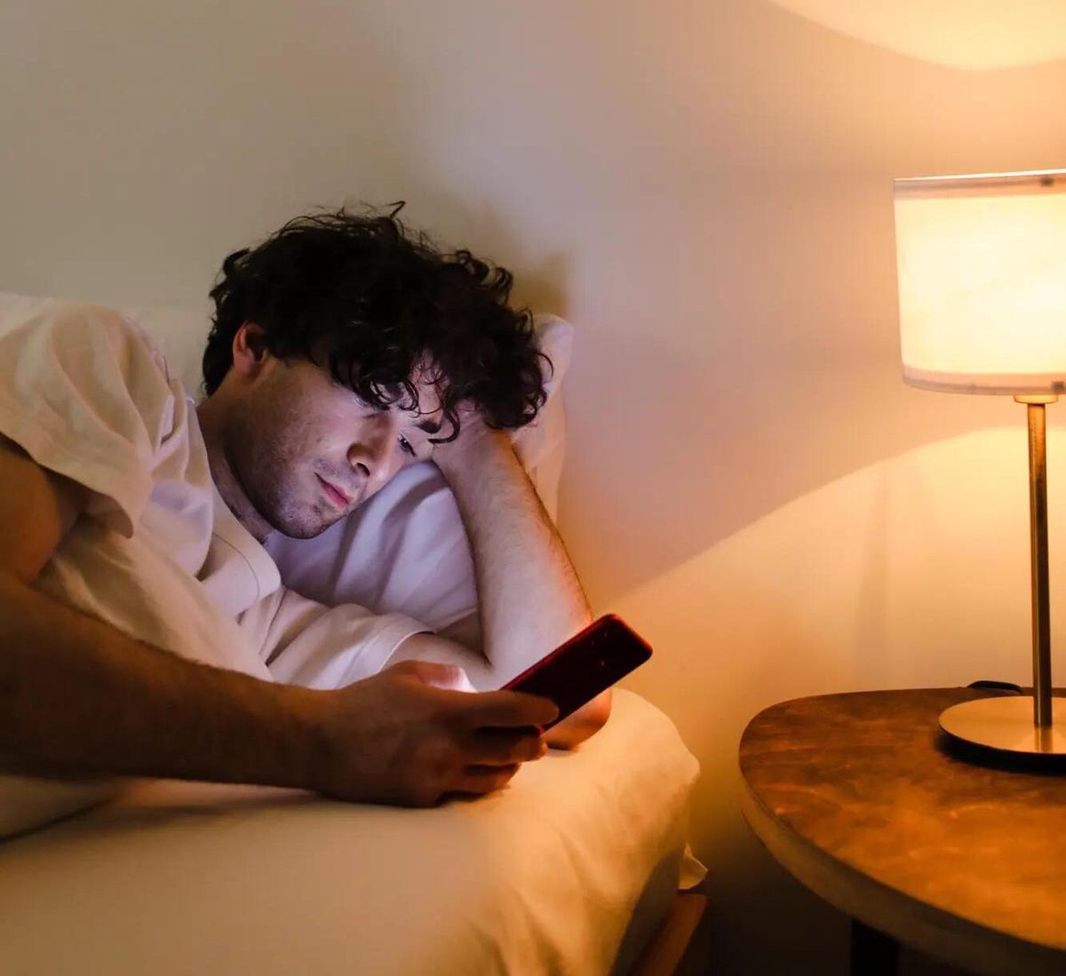Staying for hours on a screen before going to sleep can seriously hamper the quality of sleep and make you always feel tired when you wake up.
